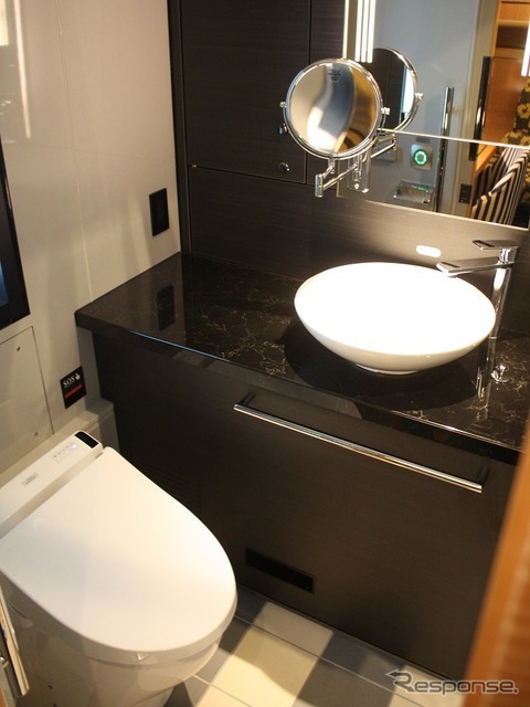 各部屋ごとにトイレ・洗面台・シャワーが設けられている。写真は「ロイヤルツイン」の洗面台・シャワー。