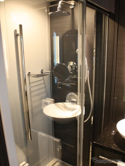 各部屋ごとにトイレ・洗面台・シャワーが設けられている。写真は「ロイヤルツイン」のシャワー。