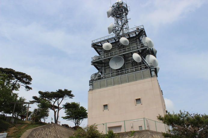 頂上の電波塔。宝篋山を遠くから眺めた時、この電波塔が目印になる。