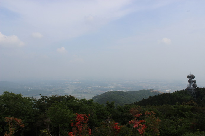 山頂からはパノラマ風景が楽しめる。筑波山と反対方向には、霞ヶ浦が……霞んでしまっていて見えない。