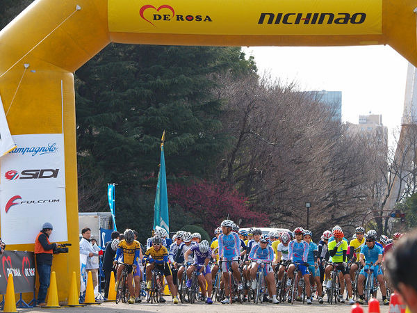 　日本学生自転車競技連盟主催の第4回明治神宮外苑学生自転車クリテリウム大会が、2月21日に学生スポーツのメッカである東京・神宮外苑で行われる。明治記念館前をスタート/ゴールとし、銀杏並木を折り返す1.5kmがコース。8カテゴリーに約250選手がエントリーしている。