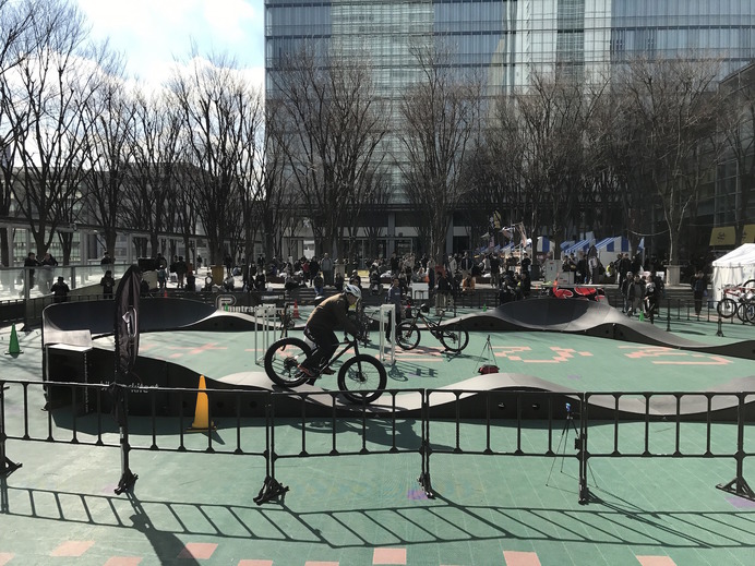 駅近くの広場でも自転車体験コーナーが設営された