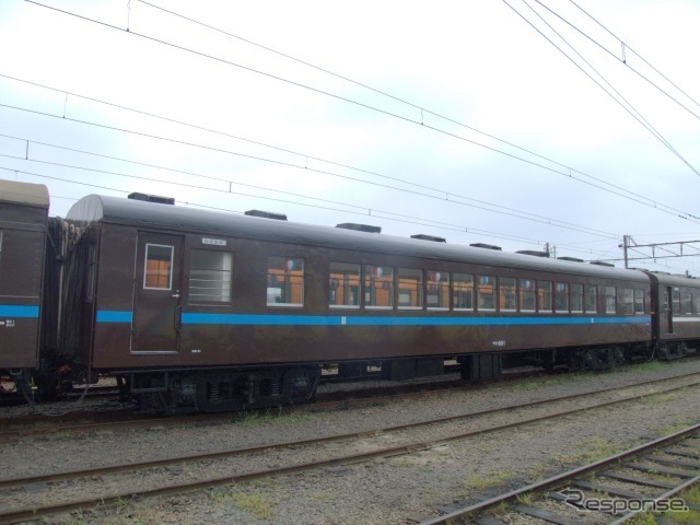 『夜桜列車』にはお座敷車や展望車も連結される。写真はお座敷車のナロ80形。