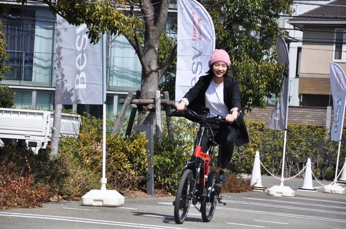 女優のん、電動自転車「BESV」新モデルに乗車！…報道陣にも笑顔で手を振る