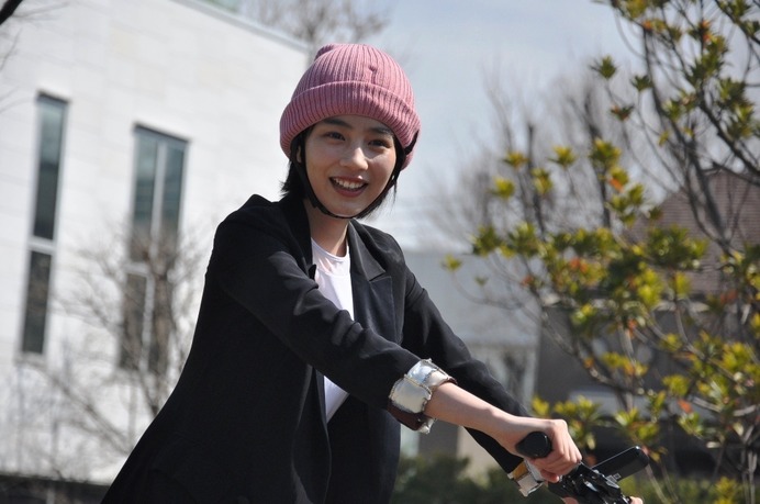 女優のん、電動自転車「BESV」新モデルに乗車！…報道陣にも笑顔で手を振る