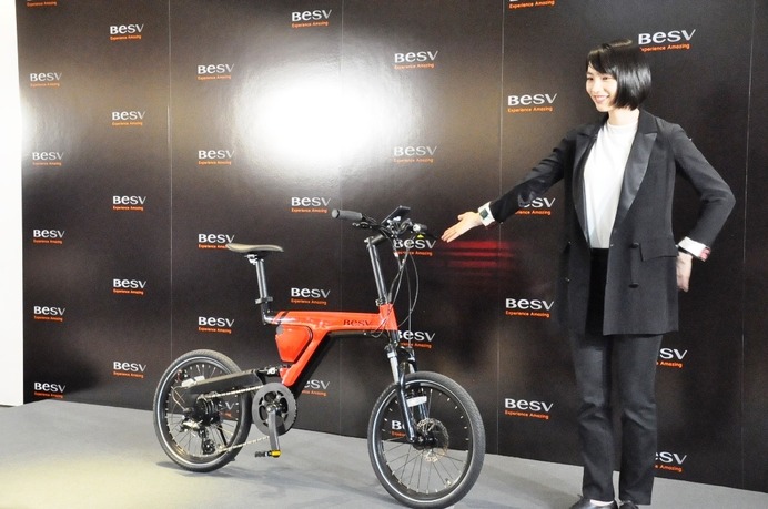 女優のん、電動自転車「BESV」新モデルに乗車！…報道陣にも笑顔で手を振る