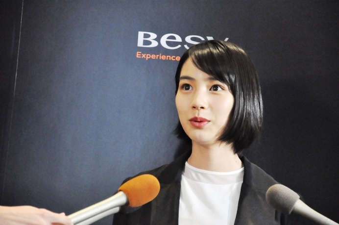 女優のん、電動自転車「BESV」新モデルに乗車！…報道陣にも笑顔で手を振る