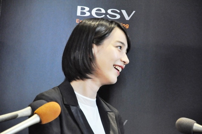 女優のん、電動自転車「BESV」新モデルに乗車！…報道陣にも笑顔で手を振る