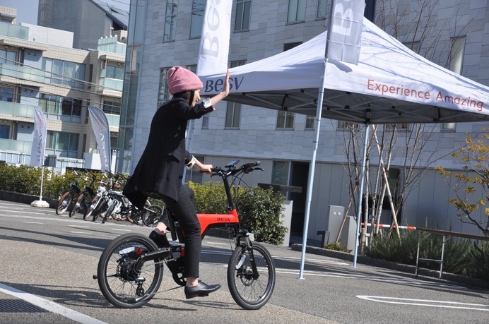 女優のん、電動自転車「BESV」新モデルに乗車！…報道陣にも笑顔で手を振る