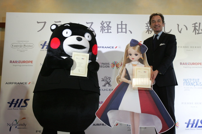 フランス観光親善大使の「くまモン」と「リカちゃん」。右端はティエリー・ダナ駐日大使