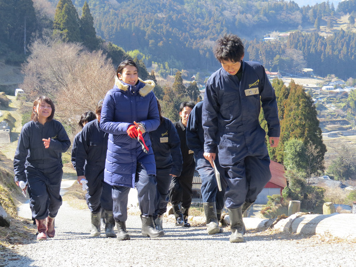 浅田舞、社会貢献プロジェクト大賞団体を訪問