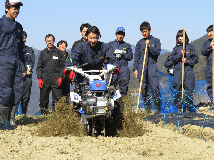 浅田舞、社会貢献プロジェクト大賞団体を訪問