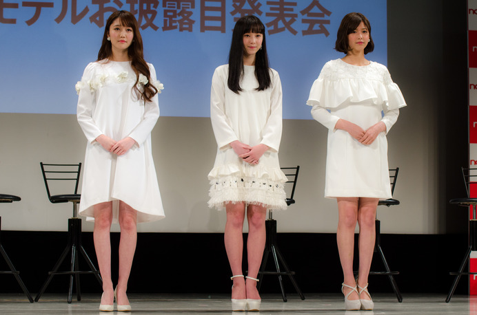 ノンノ新モデルの松川菜々花（左）と山田愛奈（中央）、渡邉理佐（2017年3月21日）