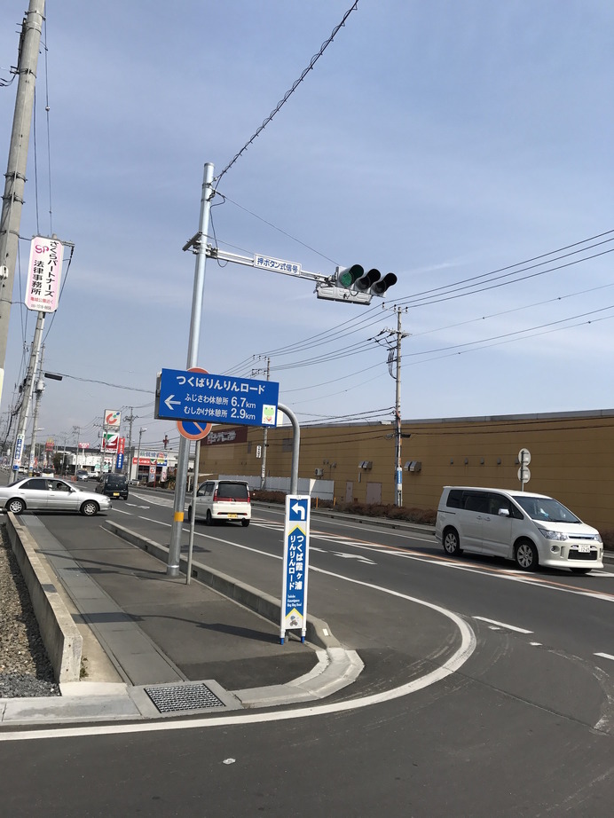 土浦駅近くは交通量が多くなるが、サイクリストのために新しい信号などが整備された