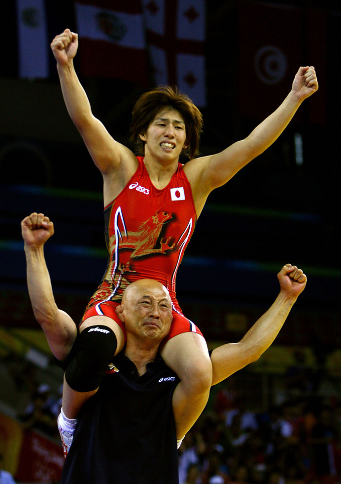 北京五輪で女子レスリング55kg級で金メダルを獲得し、吉田沙保里を肩車する栄和人監督（2008年8月16日）