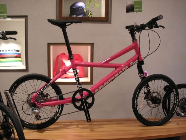 　日本でも人気の高い米国の自転車総合ブランド、キャノンデールの2010年モデル展示会が東京・青山で行なわれた。ブランドの代表的製品である片持ちフォーク「レフティ」を使用したバイクをはじめ、ロードやアクセサリー、ウェアなどのニューモデルが登場。中でも、一般