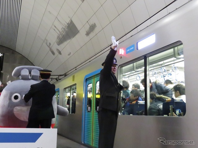 『S-TRAIN1号』の出発合図を行う横浜高速鉄道の小泉駅長。