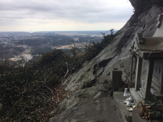 村上佐志能神社側の山。祠のあるあたりが見晴らしがいい。