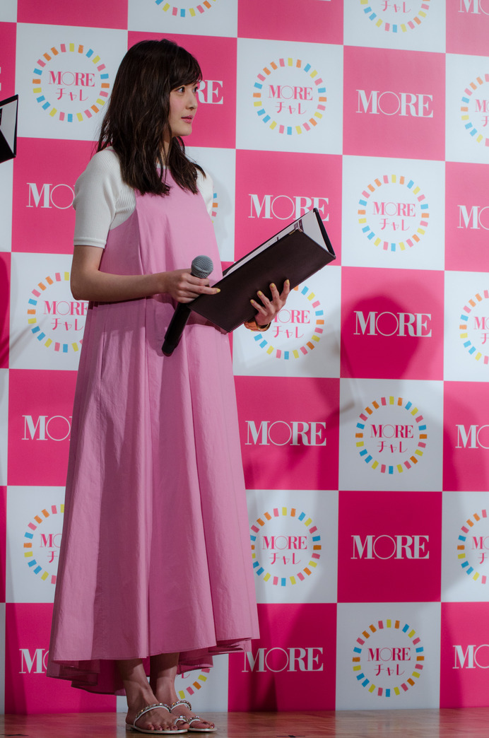 女性ファッション誌『MORE』のモアチャレ宣言プレス発表会でMCを務めた佐藤ありさ（2017年3月28日）