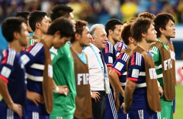 敗戦後、スタンドのサポーターに挨拶する日本代表　(c) Getty Images