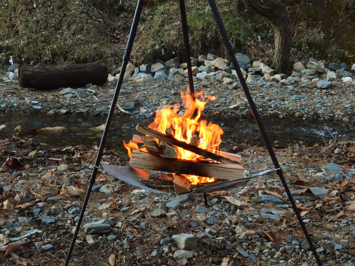 調理と焚き火が一台でできる三脚「ビッグファイアクレードル」発売