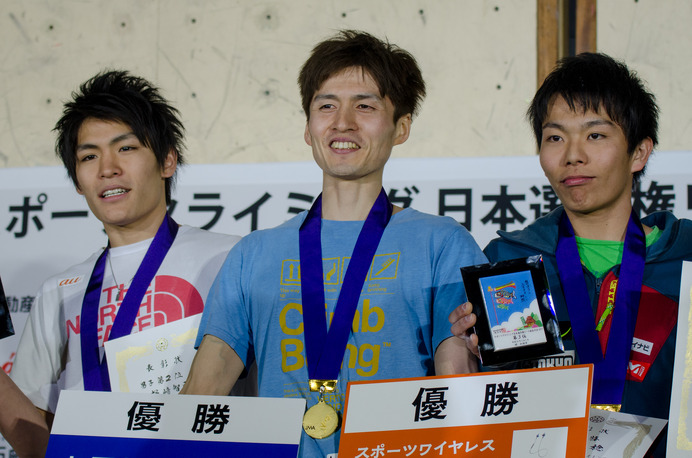 スポーツクライミング日本選手権リード競技大会2017、男子優勝の中野稔（中央）、2位の楢崎智亜（左）、3位の波田悠貴（2017年3月5日）