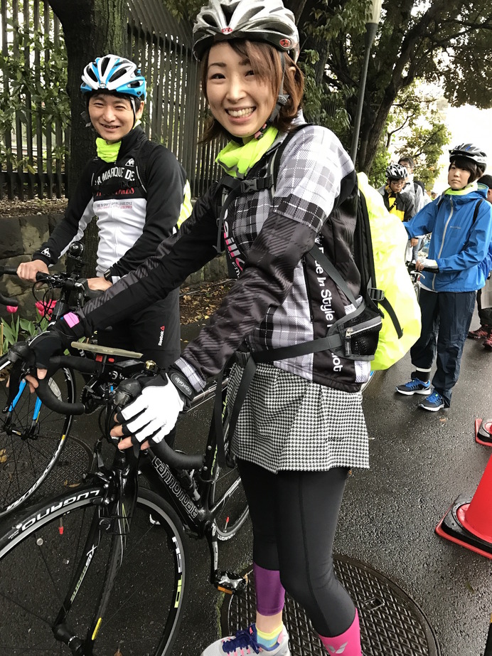 オランダとベルギーの大使館をつなぐサイクリングイベントに参加した自転車愛好家