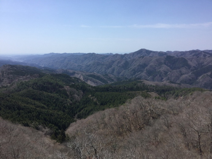 鍋足山山頂付近からの眺め。見えるのは低山だけど、圧巻の風景。