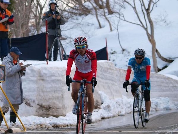 　日本学生自転車競技連盟が主催する全日本学生ロードレースカップシリーズの開幕戦、菜の花飯山ラウンドが長野県飯山市で4月17日にヒルクライム、18日にクリテリウム（ポイントレース形式）が行われた。学連登録選手だけでなく、日本自転車競技連盟や日本実業団自転車