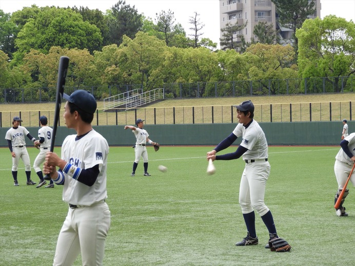 愛知大の試合前のトス打撃