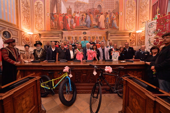 ジロ・デ・イタリアは休息日の5月15日、イタリア中部地震の被災者に向けてメッセージを発信。新たな生活をスタートするための自転車、マリアローザや各選手のサイン入りジャージを寄贈