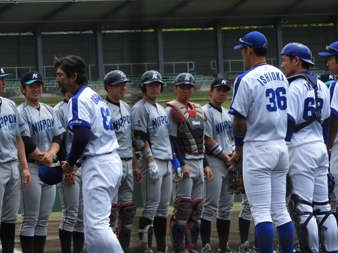 試合前はプロの中日も、整列して挨拶