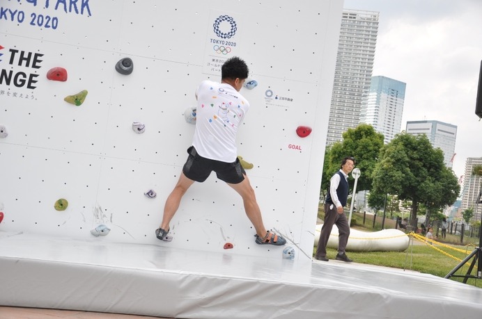 野口啓代（あきよ）選手、野中生萌（みほう）選手が、ららぽーと豊洲にて5月18日～21日の4日間開催される「三井不動産クライミングパーク for TOKYO2020」オープニングイベントでクライミング対決をした。