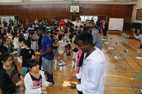 セイコーゴールデングランプリ陸上出場選手が小学校を訪問