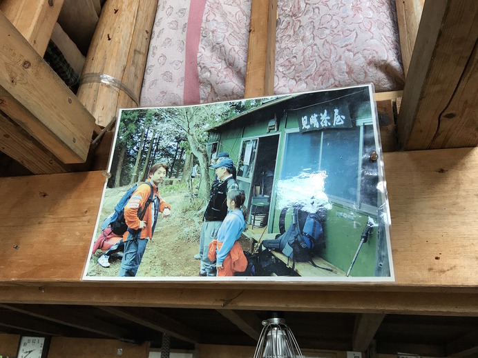 見晴茶屋には片山右京の写真も。かつてはF1のつなぎやヘルメットもあったという