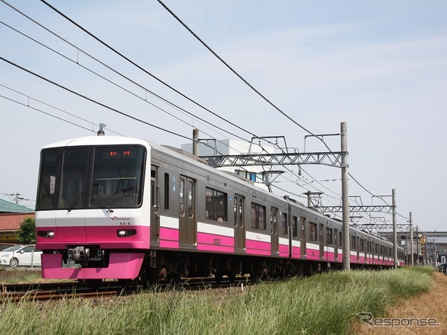 新京成の車両は新しいコーポレートカラーにあわせ、ジェントルピンクを使った新塗装への変更が進められている。写真は8900形の新塗装。