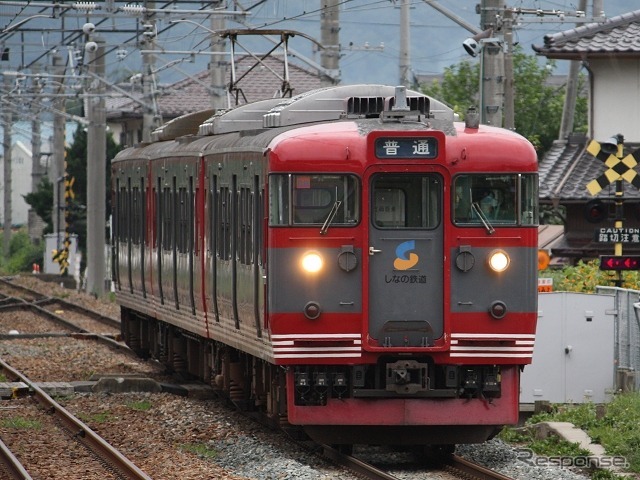 しなの鉄道で運用されている115系。JRから譲り受けた電車だが、しなの鉄道独自の塗装に塗り替えられている。