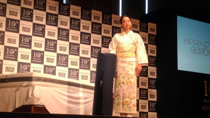 浅田真央さんが6月19日、都内で開催された「エアウィーヴ発売10周年記念パーティー」に花柄の着物姿で出席した。