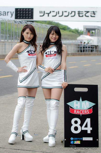 MX-5カップジャパン第3戦、HIROSHIMA MAZDAのレースクイーン中野美咲さん（右）とMIKAさん