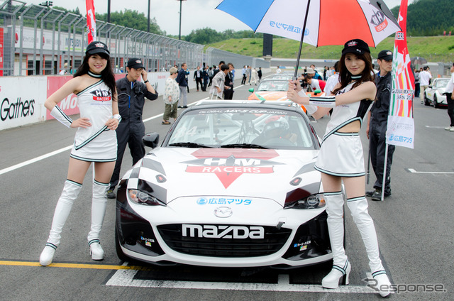 MX-5カップジャパン第3戦、HM RACERSのレースクイーン中野美咲さん（左）とMIKAさん