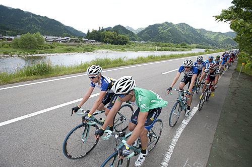 　第14回ツアー・オブ・ジャパン美濃ステージが5月18日、岐阜県美濃市にある美濃和紙の里会館前周回コースで行なわれ、クラウディオ・クチノッタ（28＝デローサ・スタックプラスチック）が集団でのゴールスプリント勝負を制して優勝。2位にザッカリ・デンプスター（ラフ