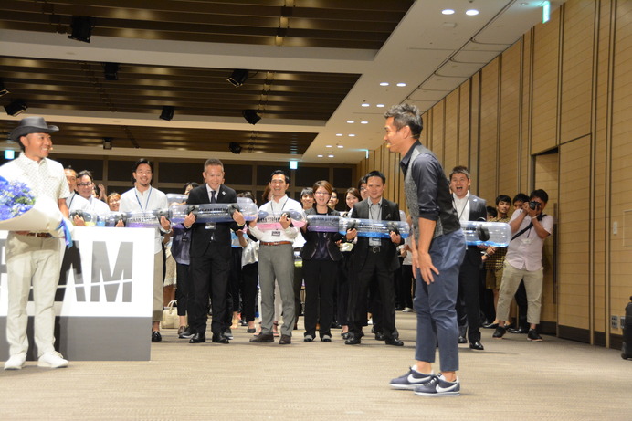 MTGは、水の力を利用して体幹を刺激するトレーニングギア「TAIKAN STREAM」の発表会を6月20日に都内に開催した。共同開発パートナーとして本製品の開発に携わった、サッカー日本代表の長友佑都選手とプロゴルファーの片山晋呉選手が当日は出席した。