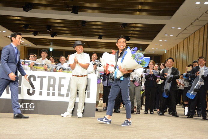 MTGは、姿勢・体幹を整えることを目的としたサポートベルト「Style BX」の発表会を6月20日に都内に開催した。共同開発パートナーとして本製品の開発に携わった、サッカー日本代表の長友佑都選手とプロゴルファーの片山晋呉選手が当日は出席した。