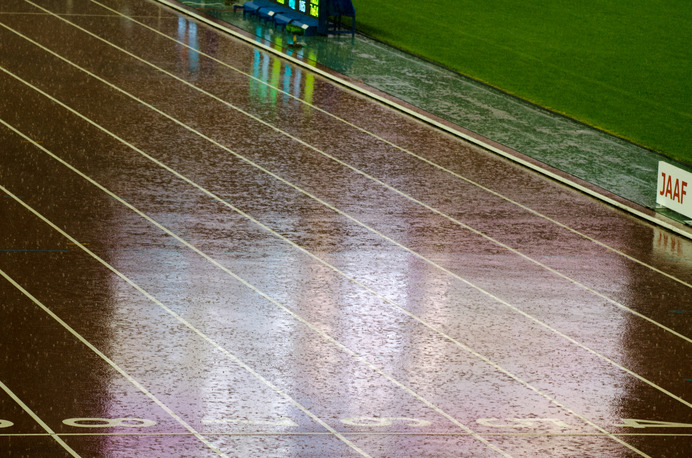 第101回日本陸上競技選手権大会、男子100m決勝前に雨が降る（2017年6月24日）