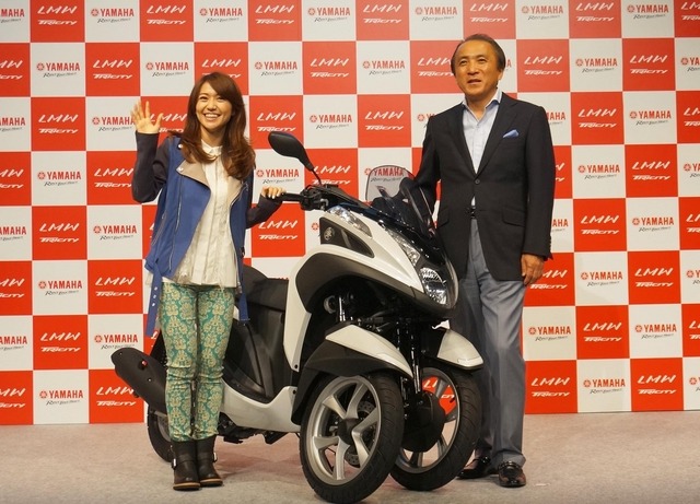 ヤマハは同社初の三輪ATバイク トリシティMW125を発売した。タレントの大島優子さん（左）と柳弘之ヤマハ発動機社長（右）