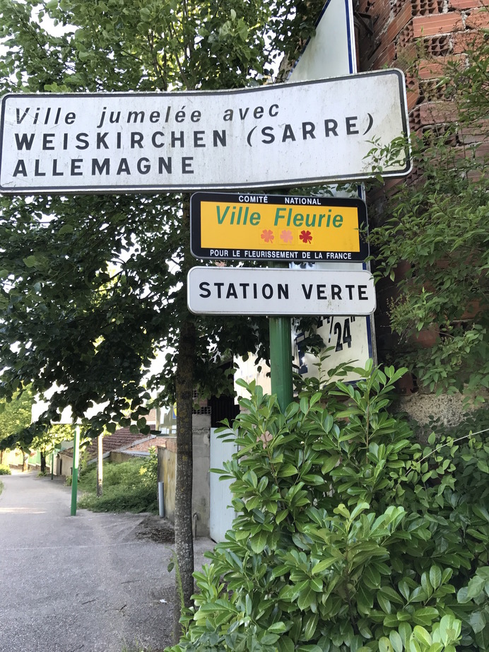 フランスでは町に突入したところに黄色い看板が掲げられている。これは全国花のコンクールで評価され、1から4までランク付けされる