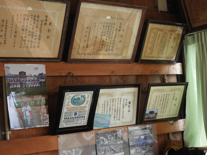 伝統校らしく、数々の賞状が監督室に掲げられている