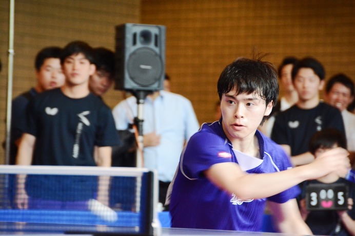 7月13日、明治大学駿河台キャンパスのリバティータワー1Fオープンスペースにて、明治大学卓球部、北京大学卓球部、北京体育大学卓球部による交流戦が開催された。