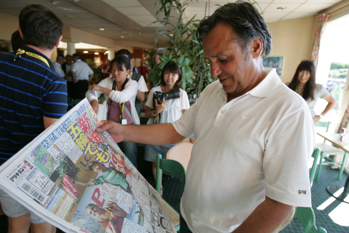 2012年のツール・ド・フランスで東京中日スポーツを読む（ふりをしている）ヨーロッパカーのベルノードー監督