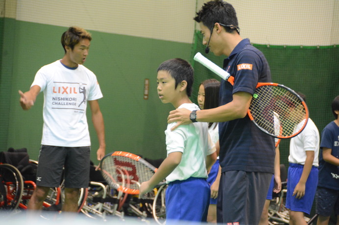 7月19日、錦織圭選手が「LIXIL 錦織チャレンジ」～ユニバーサルテニス体験～と題したイベントにサプライズ参加し、日本女子車いすテニス界の次世代を担う選手の1人、船水梓緒里（しおり）選手や、小学生24名らとボールを打ち合った。